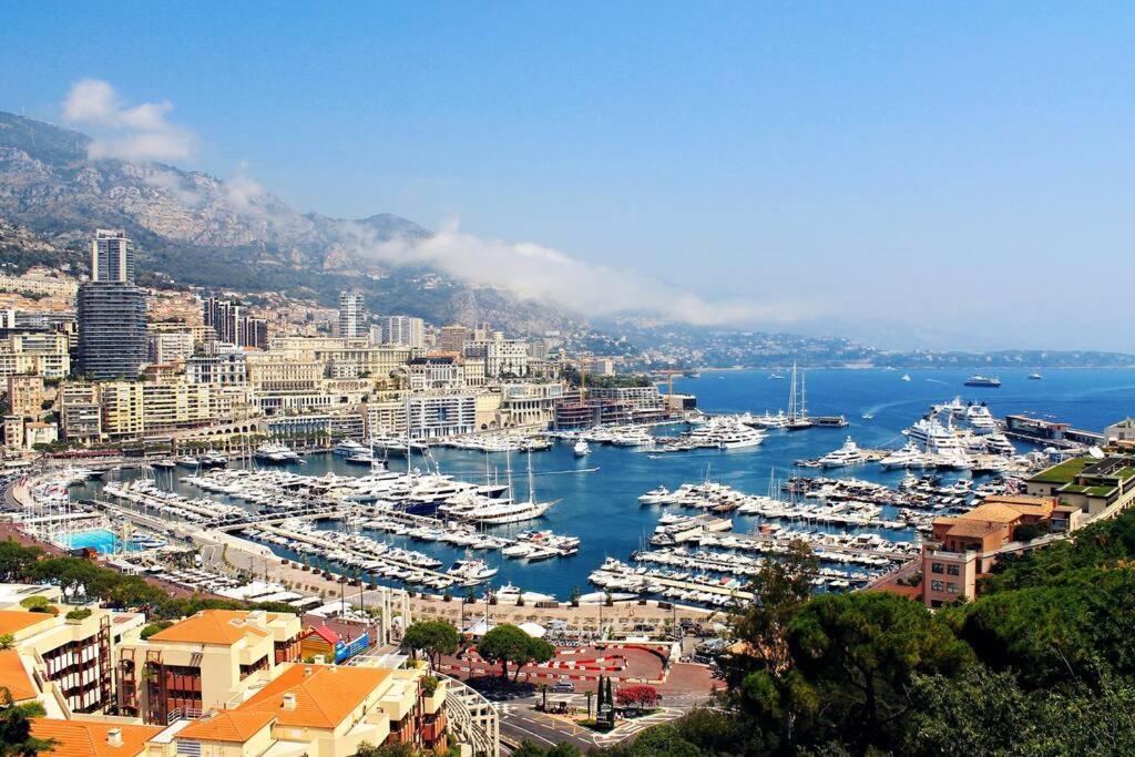 French Riviera: Seafront & Pool Near Monaco Apartment *