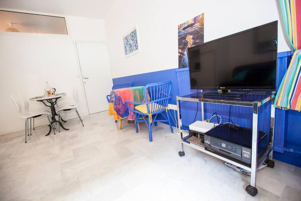 French Riviera: Seafront & Pool Near Monaco Apartment *